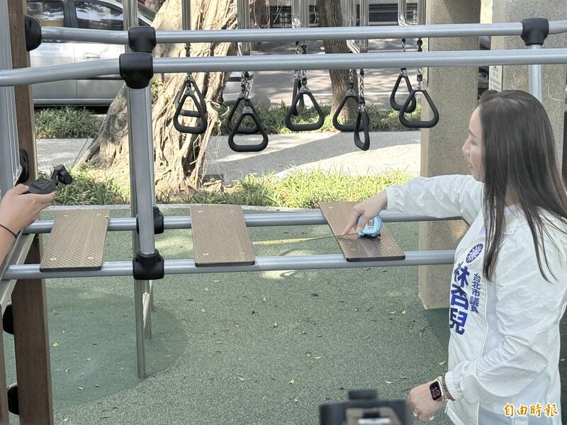 士林天壽公園木棧板間距過寬? 公園處:依國家安全規範辦理