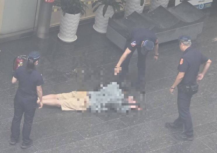 「我要見市長!」台中男持球棒闖市府狂砸 現場一片狼藉竟露詭異笑容