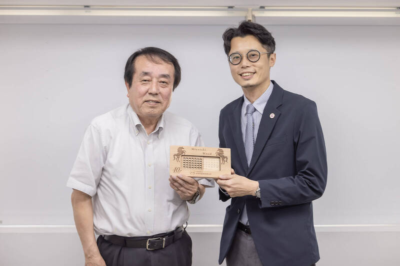 宮崎縣台灣交流大使星原透（左）率團訪問桃園，與市府秘書處長曾俊豪（右）前往日式古蹟活化典範「桃園77藝文町」實地參訪。（桃園市政府提供）