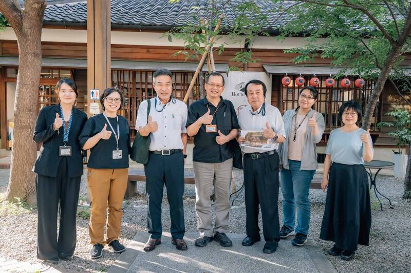 宮崎縣台灣交流大使星原透（右三）率團訪問桃園日式古蹟活化典範「桃園77藝文町」實地參訪。（桃園市政府提供）