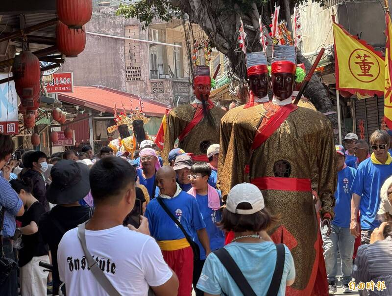 走在隊伍前方的董排爺，一出場就為「金門迎城隍」拉滿氣場。（記者吳正庭攝）