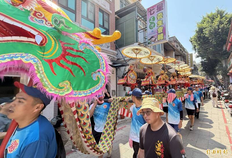 來自台灣各縣市的城隍神尊，也安座在蜈蚣座浩浩蕩蕩隨巡，十分威嚴。（記者吳正庭攝）