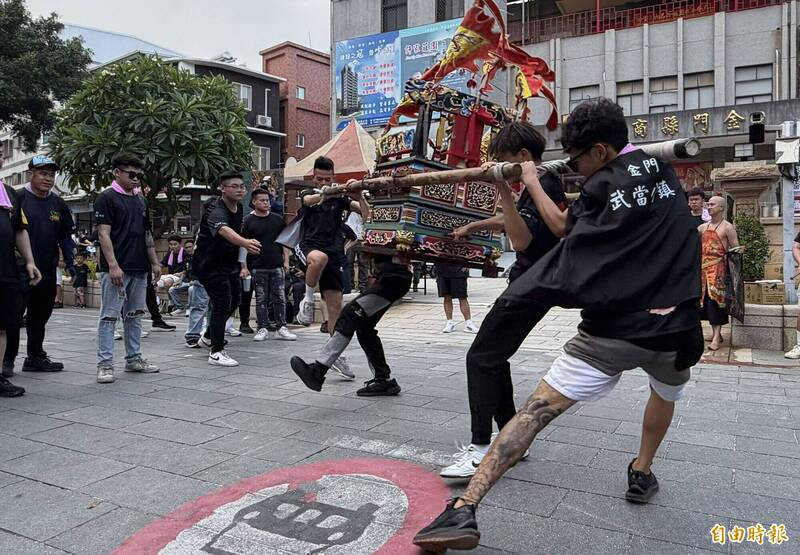 年輕人在「扛輦」充滿活力的律動。（記者吳正庭攝）