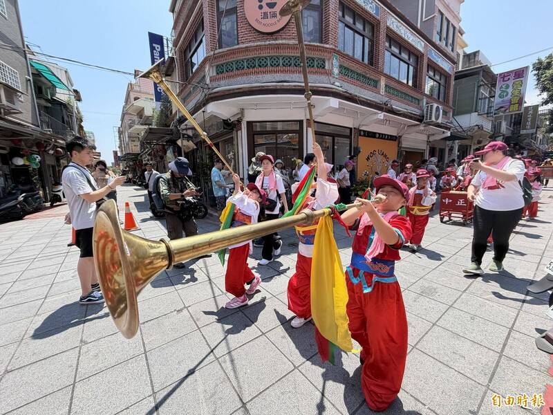 即將代表台灣遠赴捷克表演的中正國小鼓吹隊也在迎城隍活動獻藝。（記者吳正庭攝）