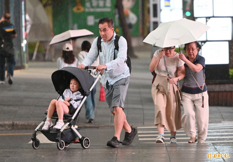 週五稍降溫!中部以北防雨彈 南部高溫飆37度