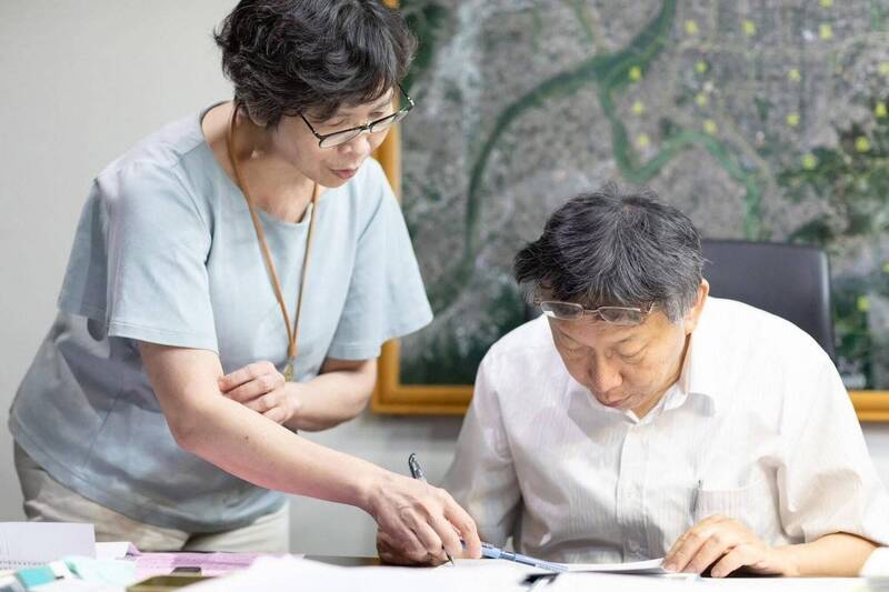 柯文哲疑留言開嗆蔡壁如 吳靜怡酸:30年主僕連名字都寫錯