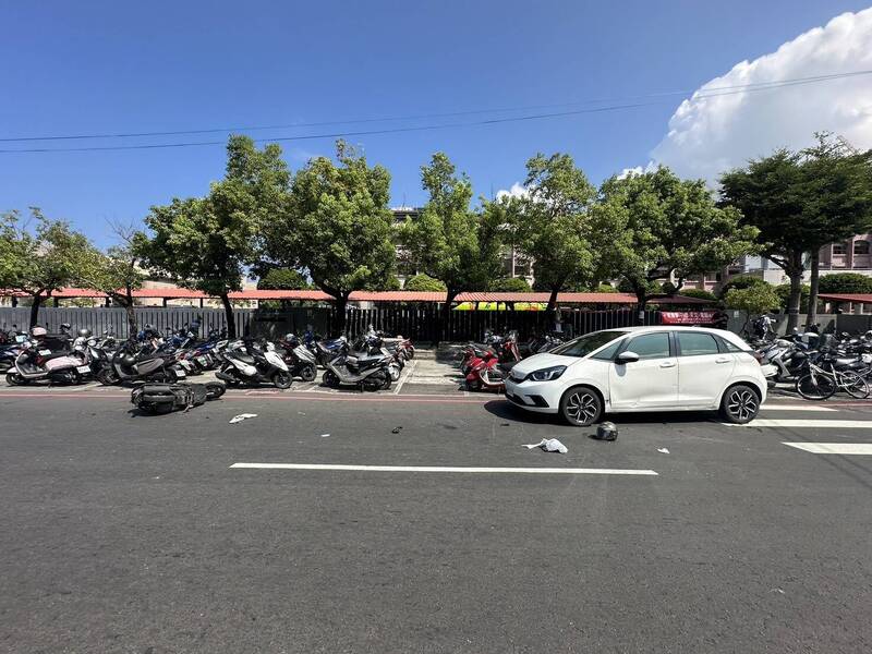 違停害人！阿嬤遭大貨車撞上與轎車夾擊 命大僅全身多處擦挫傷