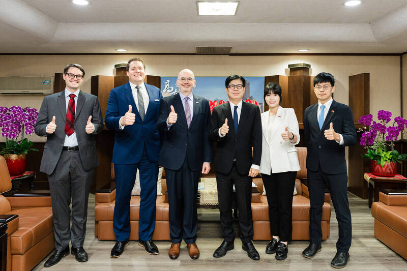 陳其邁(右三)會晤美國在台協會處長谷立言(左三)、美國在台協會高雄分處長張子霖(左二)。(高市府提供) 陳其邁(右三)會晤美國在台協會處長谷立言(左三)、美國在台協會高雄分處長張子霖(左二)。(高市府提供)