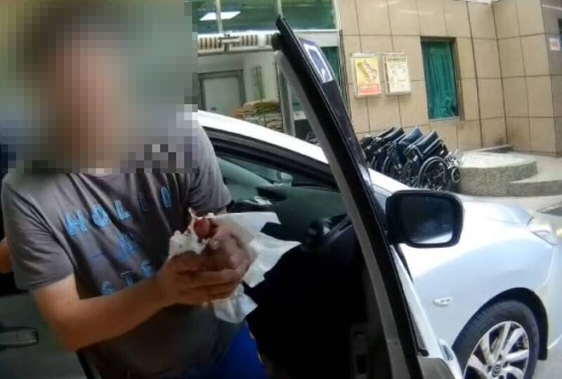 木工大拇指遭雕刻機削傷  警協助開道送醫