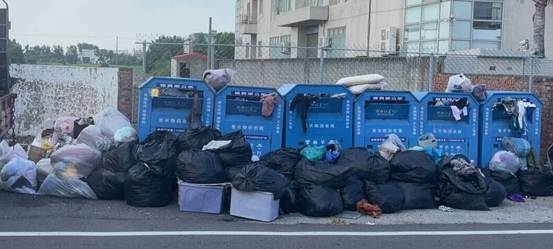 哭哭！「垃圾炸彈」來了 舊衣回收箱變成了災難