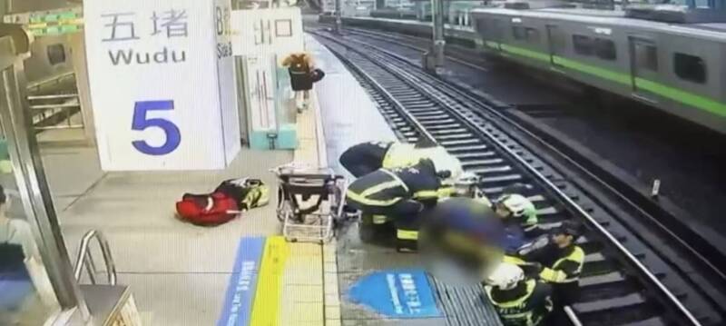 台鐵五堵站男子突落軌送醫！鐵警開罰