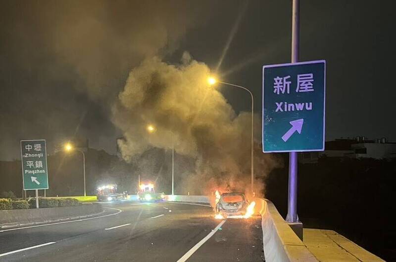 國1中壢交流道出口火燒車 駕駛急逃