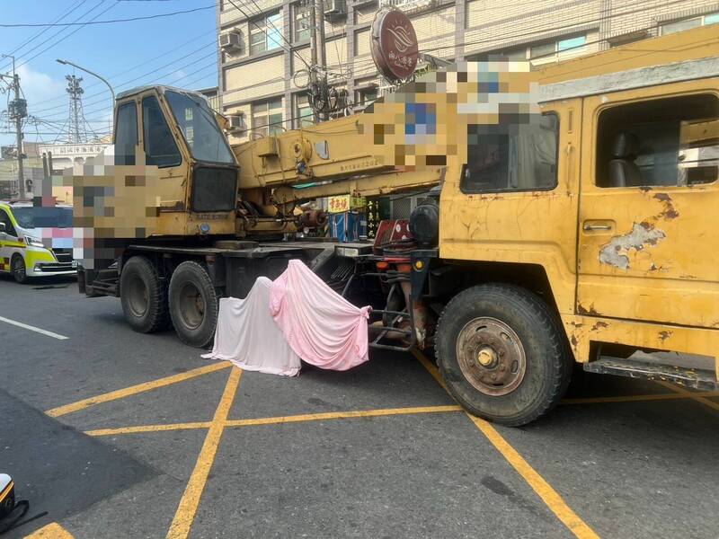 台南安定行人跨越雙黃線穿越馬路 機械起重吊車煞車不及輾過