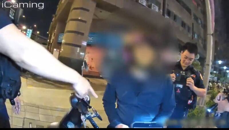 此地無銀！騎士心虛「手護口袋」狂瞄警車 被搜出K他命又毒駕