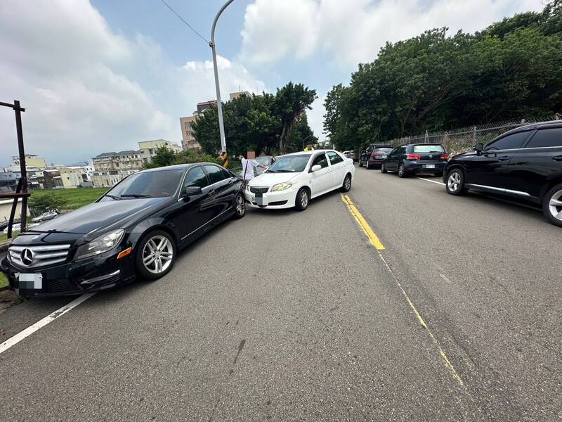又是毒駕惹禍？苗栗男開車失控撞上路邊賓士