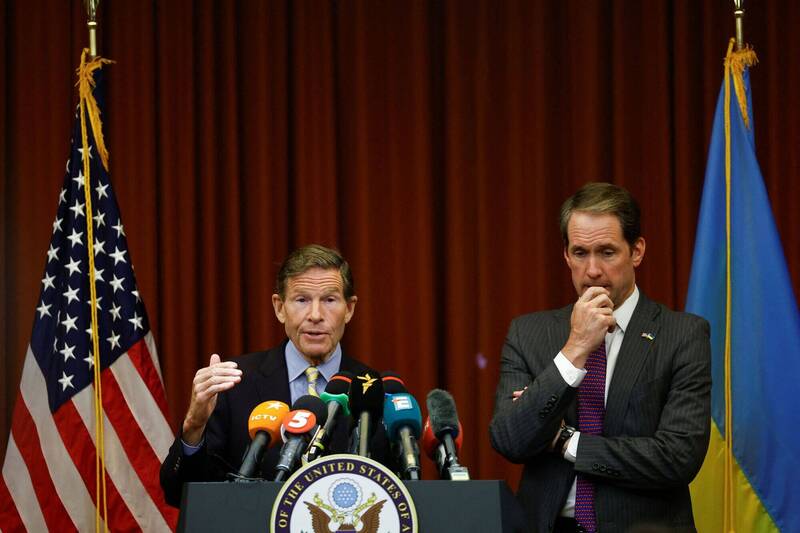 民主党参议员布鲁门塔(Richard Blumenthal,左)、众议员希姆斯(Jim Himes)呼吁美政府支持乌克兰防空需求。(路透) 民主党参议员布鲁门塔(Richard Blumenthal,左)、众议员希姆斯(Jim Himes)呼吁美政府支持乌克兰防空需求。(路透)