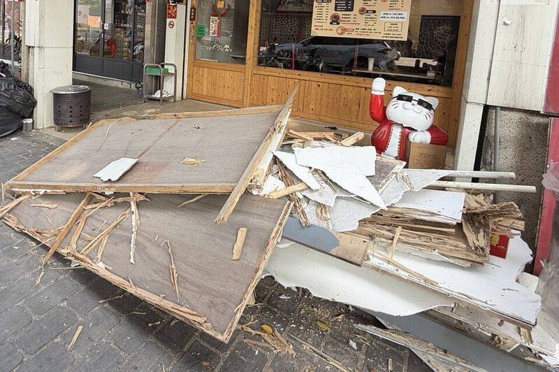 騎樓天花板整塊崩落 金門學校附近簡餐店驚魂