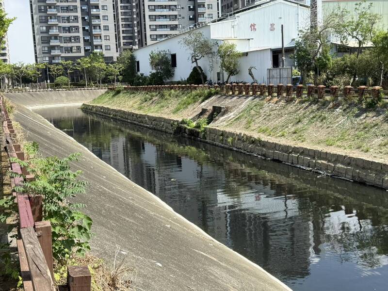 高雄鳳山溪黑又臭凶手抓到了!工廠偷排被揪出 最重可罰300萬