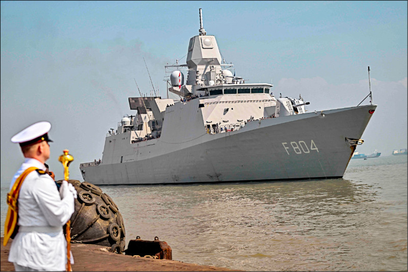 荷蘭皇家海軍巡防艦「德魯伊特號」27日駛入具主權爭議的南海西沙群島海域，期間艦載直升機多次起降。（法新社檔案照）