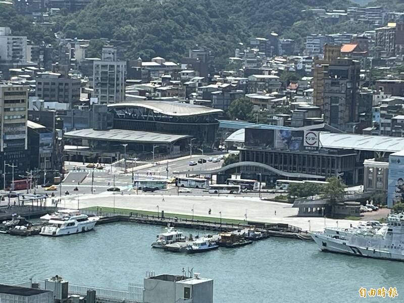 擎天崗2.0？基隆國門廣場女幫男忘情「吞吐」全被拍下傳遍全網