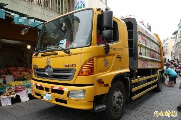 7歲童要上機車疑誤催油門慘遭垃圾車輾頭亡 嬤搶救不及心碎跪地