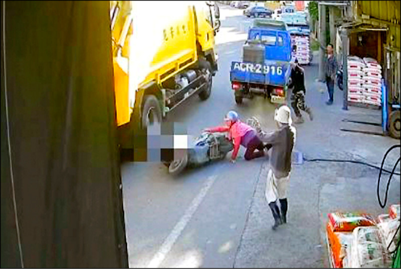 下一秒機車突然爆衝，男童摔入前方正在執行勤務的垃圾車底部，當場遭輾斃。（民眾提供）