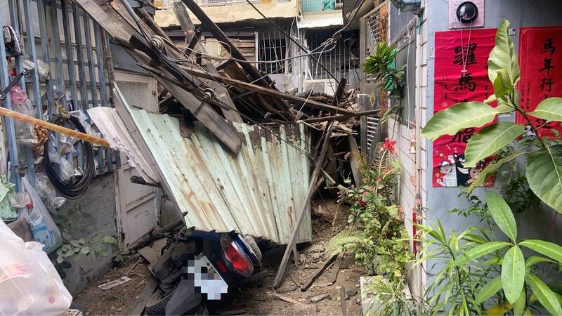 高雄鹽埕老屋突倒塌 阻住戶出入口