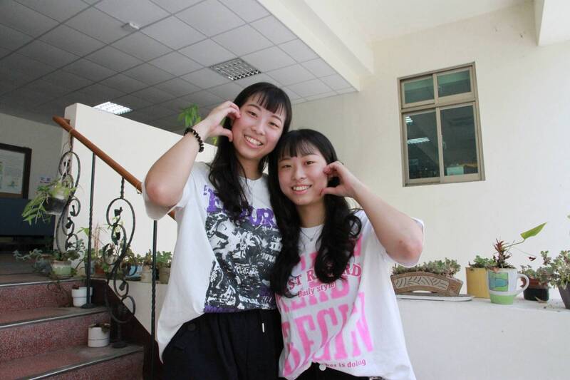 從小到大學都念同校 2對雙胞胎一路當同學趣事多