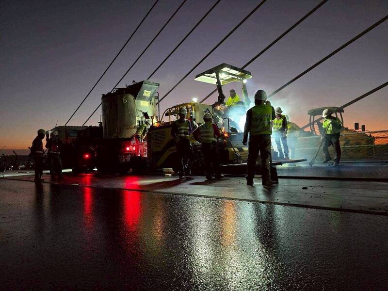 淡江大橋差點鋪不了路面!公路局曝團隊「等油不眠夜」背後故事