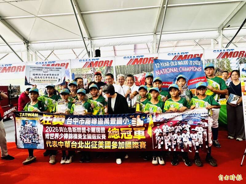 將代表台灣出國比賽的少棒隊員與副總統蕭美琴合影。（記者蔡宗勳攝）