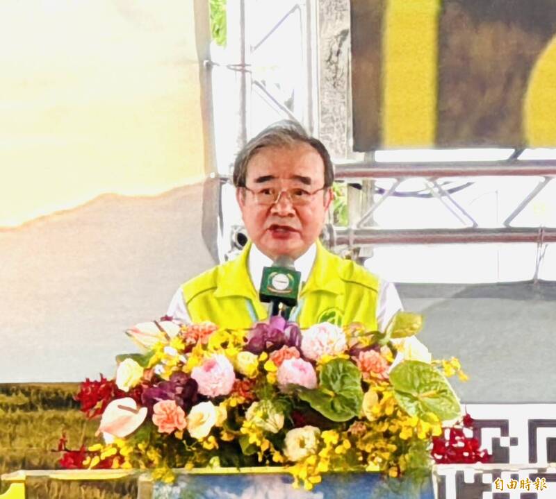 農業部次長胡忠一稱農業部共補助76億元給農民購用農機。（記者蔡宗勳攝）