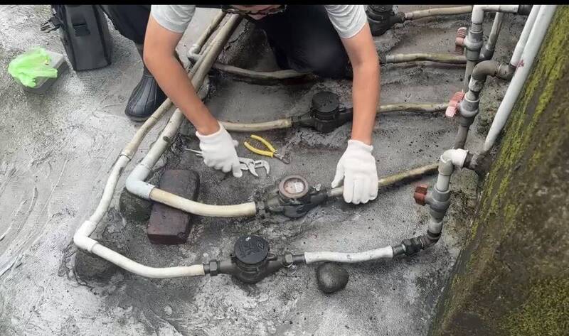 自來水公司執行斷水處置。（記者劉慶侯翻攝）
