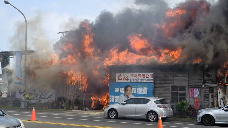 宜蘭羅東木材行烈焰竄天 警消佈水線灌救