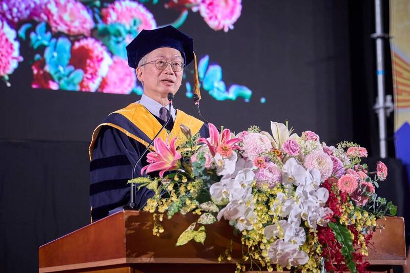 AI時代最怕的不是失業!政大畢典:人生最可怕的是不敢選擇