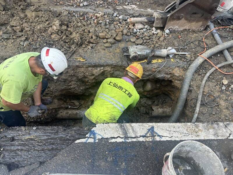 基隆安樂路二段人行道施工挖破水管 1200戶停水3.5小時