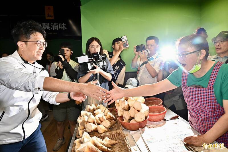 大龍市場沒特色?沈伯洋與攤商交流 市場處回應了
