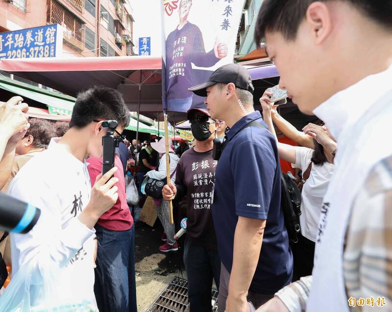 柯文哲台中水湳市場掃街 遭嗆「貪污受賄唯一死刑」
