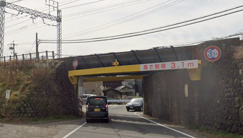 悚!日本女子搭車探頭 撞擊高架橋壁身亡