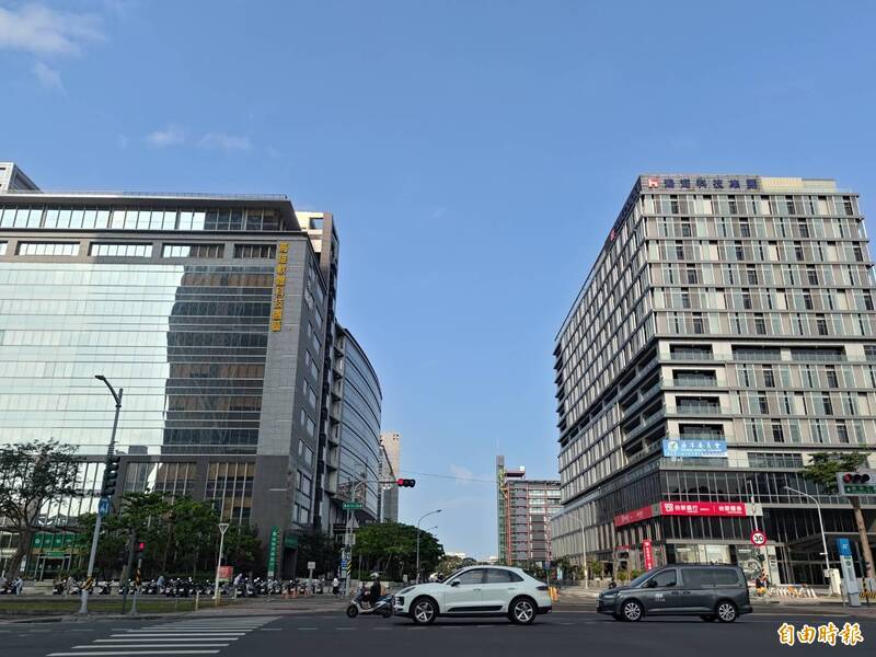 位於高雄亞灣的高雄軟體科學園區（圖中建築聚落），是全台唯一緊鄰發電廠的AI聚落。（記者王榮祥攝）