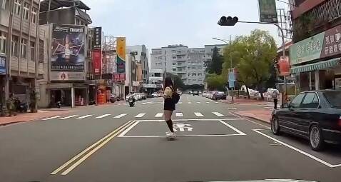 苗栗女子馬路自顧溜滑板安全引熱議  警方：可依法告發