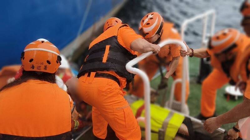 海纜船外籍船員疑中風 馬祖海巡隊緊急救援至東引