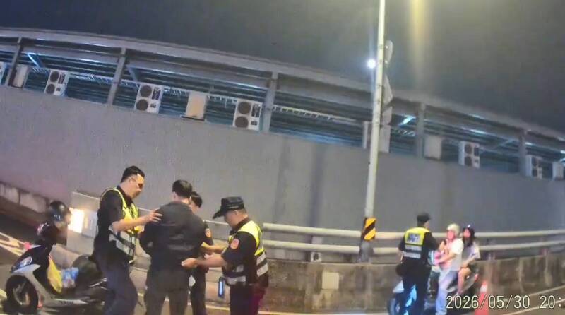 越籍移工逾期7年被攔查拔腿狂奔 躲車下「影子」露餡