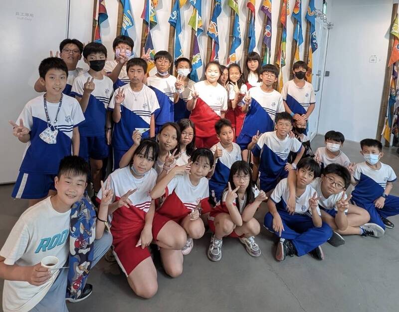 高雄小學生以米糊防染製旗  重現古內惟水域生態