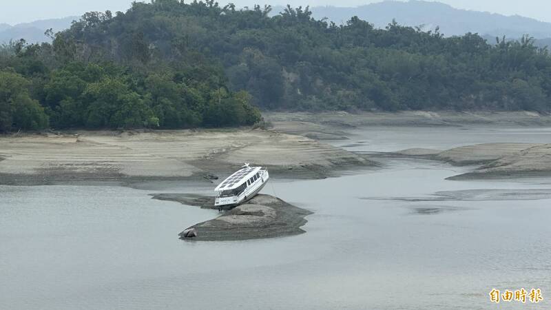 「石鋼琴」現蹤、船卡沙洲 烏山頭水庫庫底慘況曝光