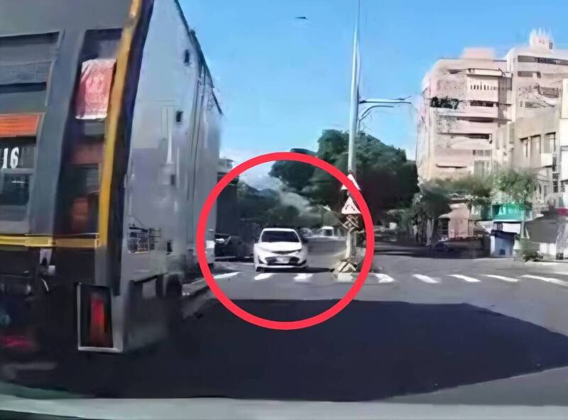 羅東轎車逆向行駛驚險畫面曝 網友大酸「神人又出現了」