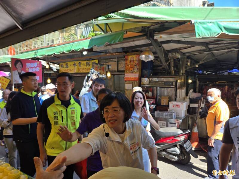 蘇巧慧前進板橋市場掃街 率小雞齊喊「新世代扛起新時代」
