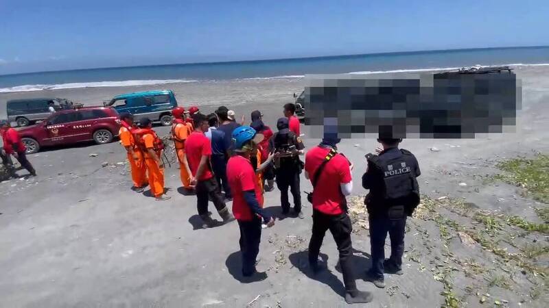宜蘭南澳神秘海灘漲潮 25名遊客受困海蝕洞獲救