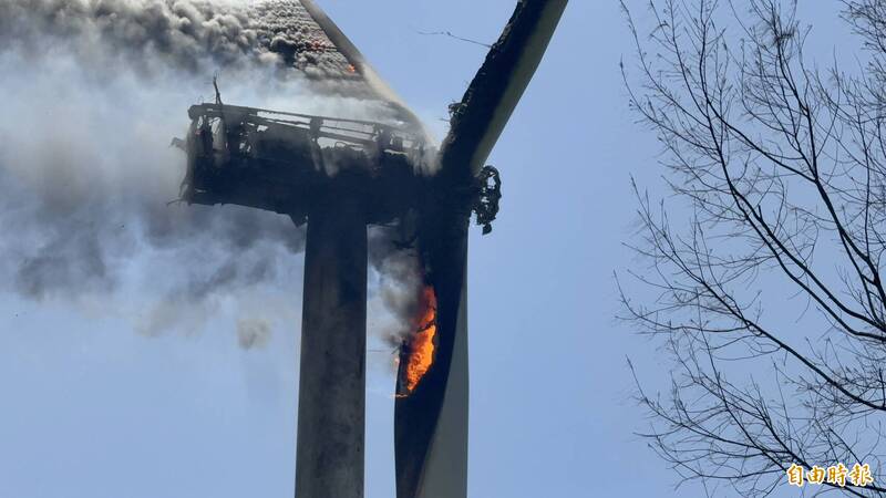 台電麥寮風機45米高葉片疑過熱起火 地方嘆:擔心的事發生了