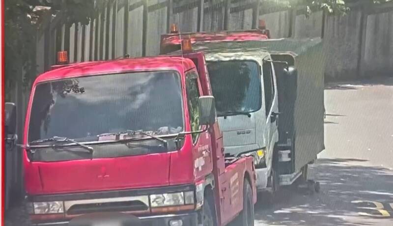 糗了!小貨車違停被拖吊 不慎滑落撞到另輛拖吊車
