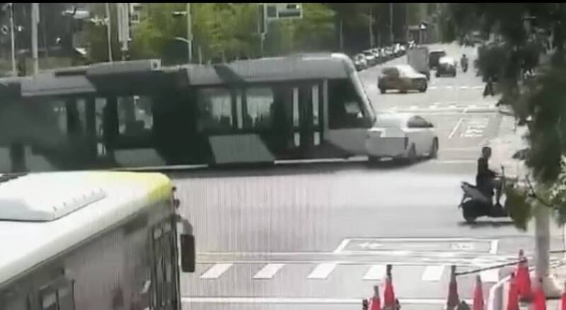 嚇人畫面曝光!高雄婦駕車闖紅燈 撞上輕軌列車